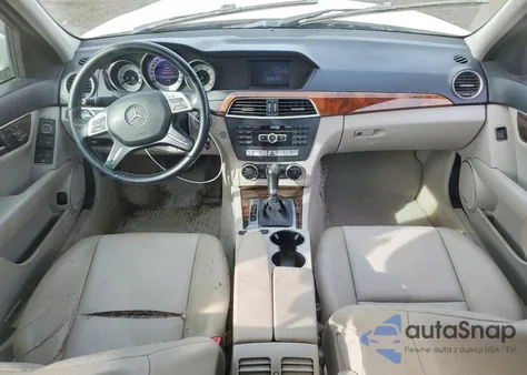 2013 Mercedes-Benz C 300 4Matic z USA, uszkodzony, nr VIN WDDGF8AB8DA801292